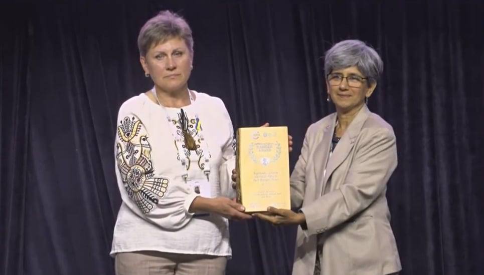 Ирина Выхристюк (слева) получает рейнджерскую награду